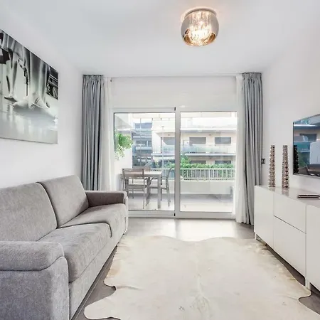 By Riva - Designer 1 Bedroom In The Centre Of Apartment